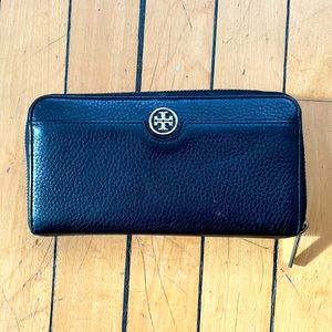 GENTLY USED Tory Burch black leather wallet